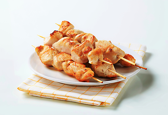 포토 JPG 해외이미지 접시 실내 사람없음 닭고기 식탁보 흰배경 꼬치요리 닭꼬치 해외202004 해외202105 해외포토 식기 백그라운드 육류 요리 내부 흰색 꼬치 파일형식