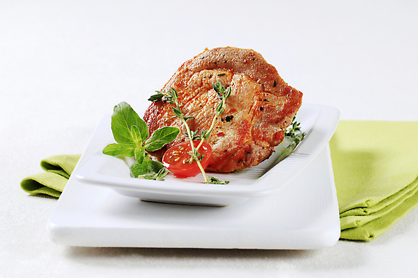 포토 JPG 해외이미지 접시 음식 도마 육류 돼지고기 요리 사람없음 흰색 브로콜리 자르기 직사각형 점심식사 백리향 절임 해외202004 해외202105 해외포토 도형 식기 컬러 채소 식재료 모션 주방용품 식사 파일형식