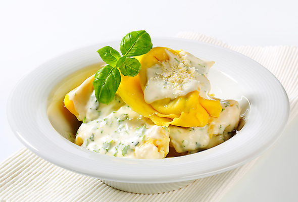 포토 JPG 해외이미지 스튜디오촬영 접시 음식 치즈 유제품 파스타 요리 사람없음 받침대 냅킨 레시피 시금치 바질 폭식 리코타치즈 토르텔리니 해외202004 해외202105 해외포토 식기 채소 서양음식 실내 파일형식