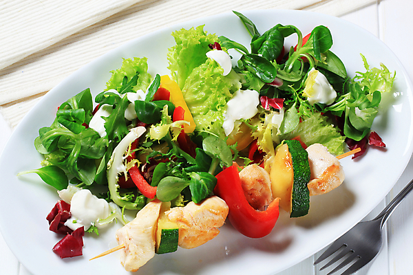 포토 JPG 해외이미지 무료이미지 접시 음식 조각 채소 건강 육류 요리 사람없음 치킨 샐러드 신선 꼬치 그릴 상추 바비큐 굽기 유기농 점심식사 케밥 루꼴라 치커리 해외202004 해외202105 해외포토 식기 웰빙 식재료 주방용품 식사 구이 닭고기요리 파일형식 무료콘텐츠