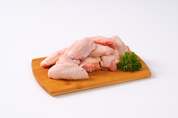 포토 JPG 해외이미지 스튜디오촬영 파슬리 생고기 사람없음 닭고기 신선 흰배경 날것 나무도마 닭날개 생닭 해외202004 해외202105 해외포토 백그라운드 채소 도마 실내 육류 목재 흰색 닭 파일형식