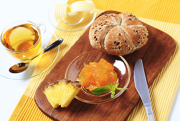 포토 JPG 해외이미지 실내 사람없음 식탁보 나이프 찻잔 티스푼 민트 파인애플 흰배경 과일잼 나무도마 번 유리접시 해외202004 해외202105 해외포토 식기 접시 빵 백그라운드 과일 잔 도마 내부 목재 숟가락 흰색 칼 잼 허브 열대과일 파일형식