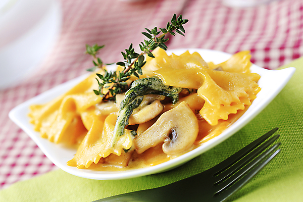 포토 JPG 해외이미지 접시 음식 조각 파스타 요리 사람없음 버섯 나뭇가지 인스턴트 시금치 백리향 파르팔레 해외202004 해외202105 해외포토 나무 식기 채소 서양음식 파스타면 파일형식