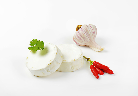포토 JPG 해외이미지 음식 치즈 유제품 마늘 사람없음 빨간색 껍질 흰색 원형 크림 흰배경 부드러움 곰팡이 해외202004 해외202105 해외포토 도형 컬러 백그라운드 채소 감각 파일형식