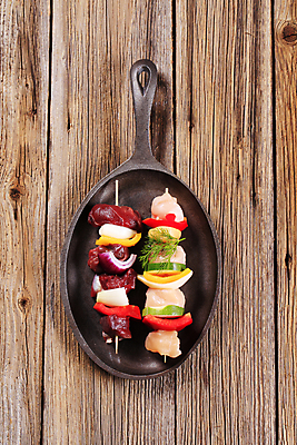 포토 JPG 해외이미지 파프리카 실내 생고기 사람없음 하이앵글 닭고기 소고기 프라이팬 허브 꼬치요리 닭꼬치 적양파 주키니 해외202004 해외202105 해외포토 식물 뷰포인트 채소 주방용품 양파 육류 요리 내부 꼬치 파일형식