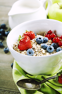 포토 JPG 해외이미지 그릇 딸기 실내 사람없음 숟가락 식탁보 사과 블루베리 나무바닥 청사과 건강식 시럽컵 오트밀 크랜베리 슈퍼푸드 귀리 해외202004 해외포토 식기 열매 음식 과일 곡류 바닥 수저 내부 건강식품 파일형식