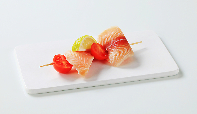 포토 JPG 해외이미지 접시 방울토마토 실내 사람없음 생선회 레몬 흰배경 꼬치요리 해외202004 해외202105 해외포토 식기 백그라운드 토마토 과일 요리 내부 회 흰색 꼬치 파일형식