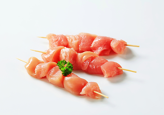 포토 JPG 해외이미지 실내 파슬리 생고기 사람없음 닭고기 흰배경 꼬치요리 닭꼬치 해외202004 해외202105 해외포토 백그라운드 채소 육류 요리 내부 흰색 꼬치 파일형식