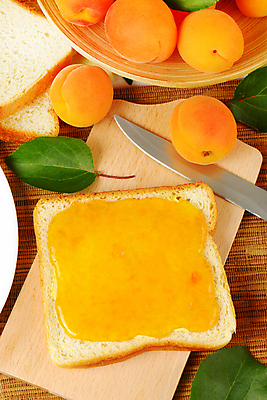 포토 JPG 해외이미지 스튜디오촬영 실내 사람없음 식빵 과일잼 나무도마 살구 살구잼 나무배경 해외202004 해외202105 해외포토 빵 백그라운드 과일 도마 내부 목재 잼 파일형식