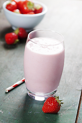 포토 JPG 해외이미지 음료 딸기 잔 실내 사람없음 나무바닥 스무디 딸기스무디 해외202004 해외포토 식기 과일 바닥 내부 파일형식