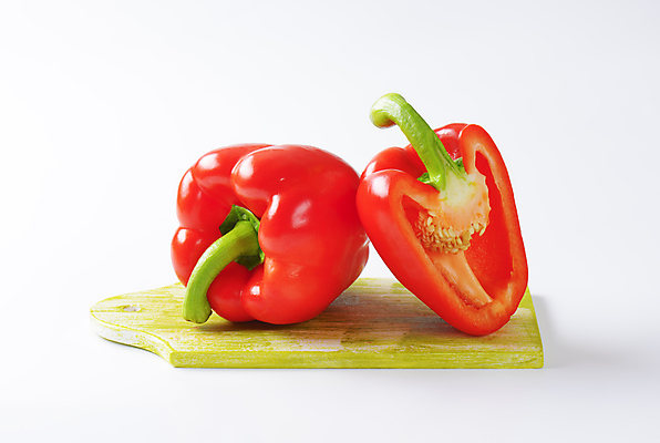 포토 JPG 해외이미지 단면 파프리카 실내 사람없음 자르기 흰배경 나무도마 해외202004 해외202105 해외포토 백그라운드 채소 모션 도마 내부 목재 흰색 파일형식