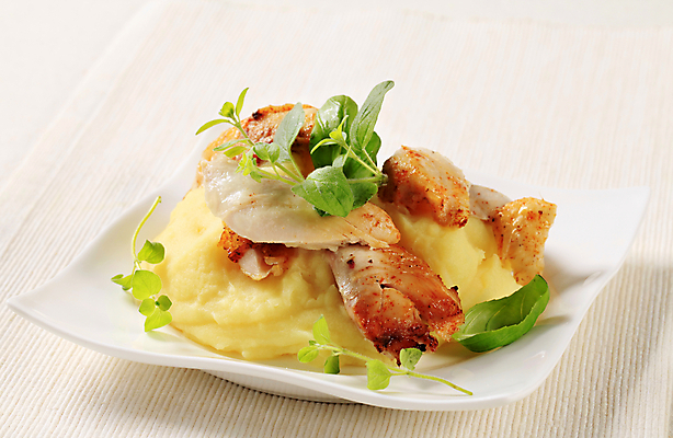 포토 JPG 해외이미지 접시 음식 채소 감자 육류 요리 사람없음 저녁식사 치킨 흰색 굽기 허브 매움 냅킨 정사각형 점심식사 해외202004 해외202105 해외포토 도형 식물 식기 컬러 식재료 식사 맛 구이 닭고기요리 파일형식