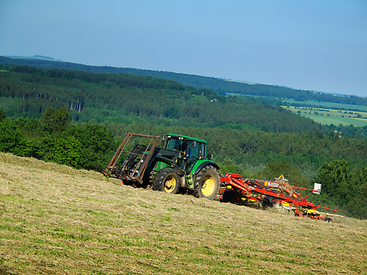 포토 JPG 해외이미지 나무 밭 농업 건조 풍경 초원 사람없음 야외 목재 맑음 기계 장비 시골 볏짚 트랙터 밀짚 갈퀴 밭일 실행 해외202004 해외202105 해외포토 식물 산업 재료 날씨 짚 농기계 특수차량 파일형식