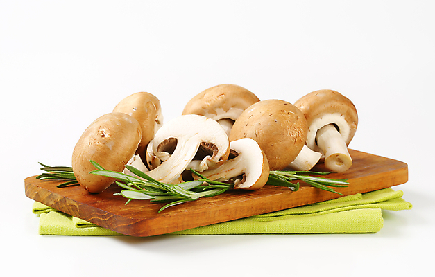 포토 JPG 해외이미지 스튜디오촬영 식재료 단면 실내 사람없음 식탁보 흰배경 양송이 로즈메리 나무도마 해외202004 해외202105 해외포토 백그라운드 도마 내부 목재 버섯 흰색 허브 파일형식