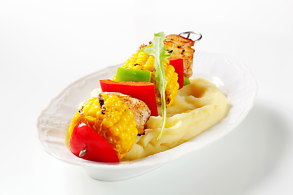 포토 JPG 해외이미지 접시 파프리카 실내 육류 옥수수 사람없음 흰배경 꼬치요리 루꼴라 으깬감자 해외202004 해외202105 해외포토 식기 백그라운드 채소 식재료 곡류 감자 요리 내부 흰색 꼬치 파일형식