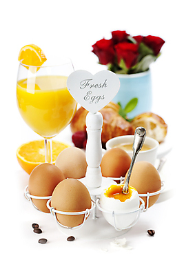 포토 JPG 해외이미지 오렌지 실내 사람없음 장미 계란 꽃병 아침식사 오렌지주스 크루아상 흰배경 계란꽂이 해외202004 해외포토 꽃 빵 백그라운드 과일 내부 알 식사 흰색 과일주스 꽂이 파일형식