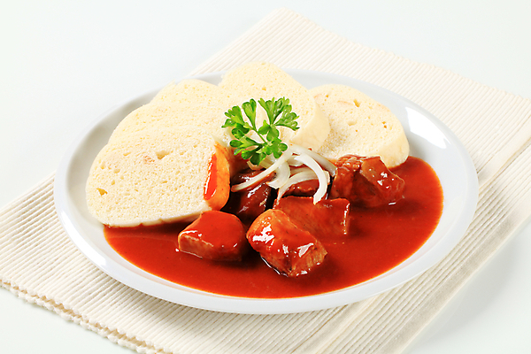 포토 JPG 해외이미지 접시 음식 빵 조각 부분 육류 돼지고기 요리 사람없음 식사 저녁식사 흰색 냅킨 슬라이스 토마토소스 점심식사 경단 메인요리 해외202004 해외202105 해외포토 식기 컬러 식재료 소스_음식 파일형식