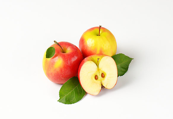 포토 JPG 해외이미지 스튜디오촬영 잎 사람없음 신선 사과 흰배경 반쪽 슬라이스 반쪽사과 해외202004 해외202105 해외포토 식물 백그라운드 과일 실내 흰색 파일형식