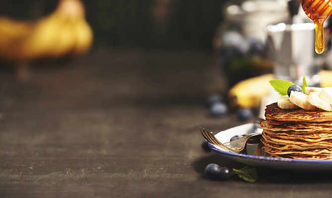 포토 JPG 해외이미지 접시 포크 바나나 실내 사람없음 아웃포커스 흐름 달콤 민트 블루베리 슬라이스 꿀 허니디퍼 크레이프 해외202004 해외포토 식기 컨셉 과일 디저트 촬영기법 내부 도구 맛 허브 파일형식