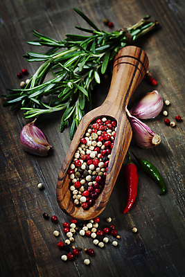 포토 JPG 해외이미지 실내 마늘 사람없음 허브 나무바닥 홍고추 로즈메리 스쿱 통후추 해외202004 해외포토 식물 채소 고추 바닥 내부 후추 파일형식