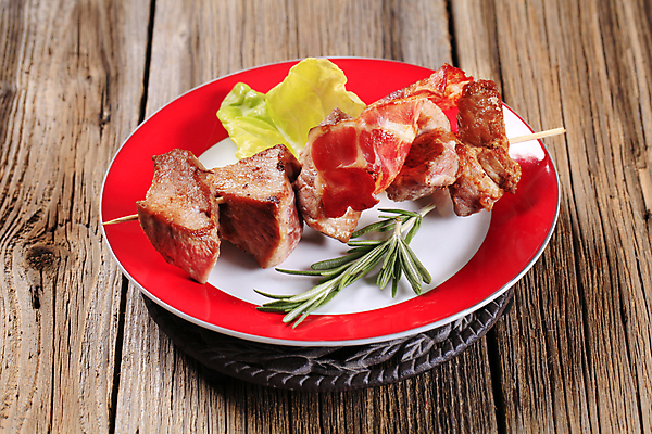 포토 JPG 해외이미지 접시 실내 돼지고기 사람없음 양상추 로즈메리 꼬치요리 나무배경 해외202004 해외202105 해외포토 식기 백그라운드 채소 육류 요리 내부 꼬치 허브 파일형식