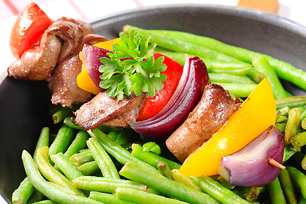 포토 JPG 해외이미지 파프리카 실내 파슬리 육류 근접촬영 사람없음 프라이팬 깍지콩 꼬치요리 적양파 해외202004 해외202105 해외포토 뷰포인트 채소 식재료 주방용품 양파 요리 내부 꼬치 파일형식