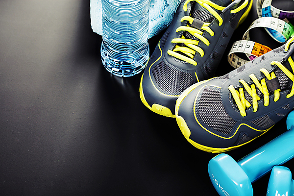 포토 JPG 해외이미지 운동화 다이어트 검은배경 줄자 사람없음 수건 아령 물병 오브젝트 해외202004 해외포토 백그라운드 신발 자 건강 위생용품 검은색 물통 파일형식