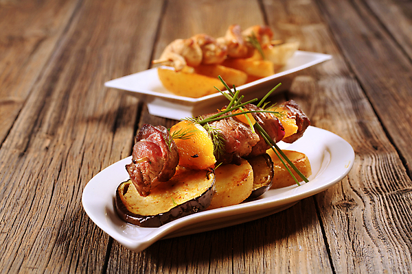 포토 JPG 해외이미지 접시 가지 감자 실내 육류 사람없음 꼬치요리 나무배경 해외202004 해외202105 해외포토 식기 백그라운드 채소 식재료 요리 내부 꼬치 파일형식