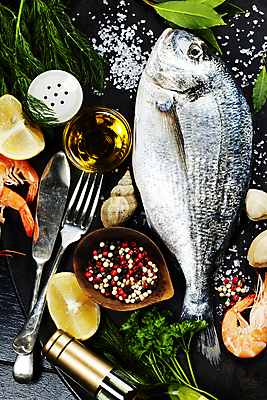 포토 JPG 해외이미지 포크 검은배경 조개 새우 실내 어류 요리 사람없음 하이앵글 와인 나이프 소라 올리브오일 레몬 해산물 소금 종지 후추 나무그릇 월계수 해외포토 그릇 식기 뷰포인트 백그라운드 과일 어패류 주류 갑각류 내부 목재 검은색 수중동물 칼 기름_음식 향신료 파일형식