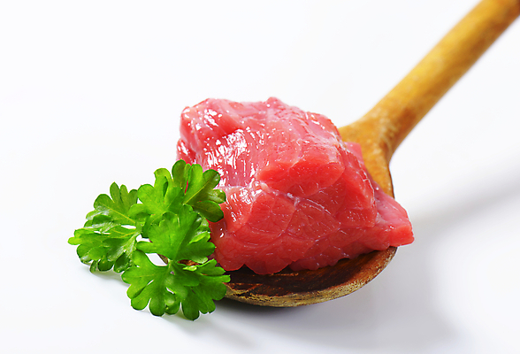 포토 JPG 해외이미지 실내 파슬리 생고기 근접촬영 사람없음 소고기 흰배경 나무숟가락 해외202004 해외202105 해외포토 뷰포인트 백그라운드 채소 육류 내부 숟가락 흰색 파일형식