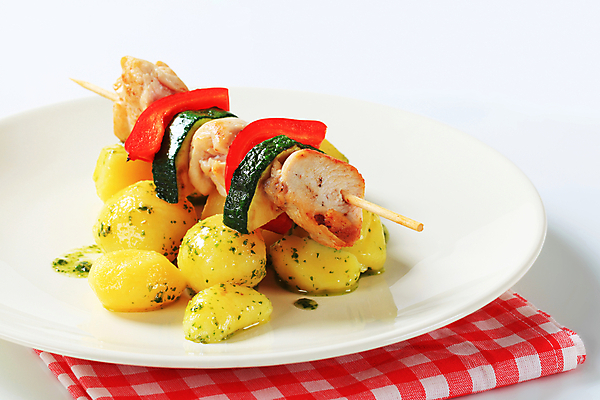 포토 JPG 해외이미지 접시 감자 실내 사람없음 닭고기 식탁보 흰배경 꼬치요리 닭꼬치 주키니 해외202004 해외202105 해외포토 식기 백그라운드 채소 육류 요리 내부 흰색 꼬치 파일형식