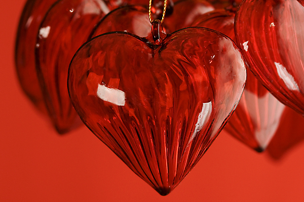 포토 JPG 해외이미지 유리 실내 사랑 근접촬영 사람없음 장식 하트 오브젝트 빨간배경 해외202004 해외포토 모양 감정 뷰포인트 백그라운드 재질 내부 빨간색 파일형식