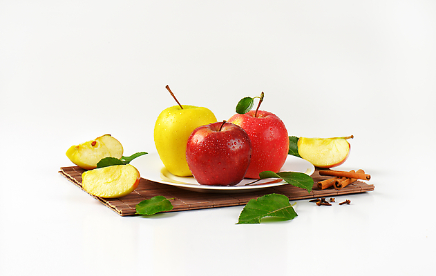 포토 JPG 해외이미지 스튜디오촬영 접시 종류 사람없음 여러개 젖음 신선 사과 받침대 흰배경 시나몬스틱 해외202004 해외202105 해외포토 식기 다수 백그라운드 과일 실내 흰색 시나몬 파일형식