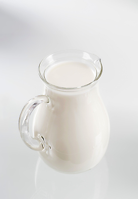 포토 JPG 해외이미지 실내 사람없음 우유 우유병 흰배경 한병 해외202004 해외202105 해외포토 1 백그라운드 병_용기 유제품 내부 흰색 병_담는 파일형식