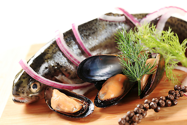 포토 JPG 해외이미지 스튜디오촬영 음식 양파 조개 도마 건강 어류 사람없음 껍질 신선 오픈 허브 해산물 날것 홍합 성분 딜 생식 송어 식용 해외202004 해외202105 해외포토 식물 채소 주방용품 어패류 실내 수중동물 파일형식