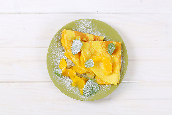 포토 JPG 해외이미지 접시 오렌지 실내 사람없음 장식 하이앵글 달콤 민트 흰배경 슈가파우더 크레이프 해외202004 해외202105 해외포토 식기 뷰포인트 백그라운드 과일 디저트 내부 흰색 맛 허브 파일형식