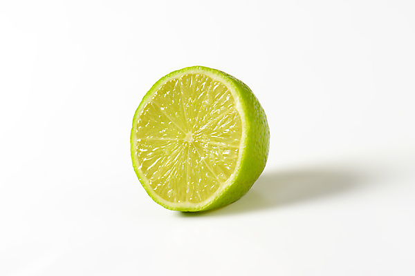 포토 JPG 해외이미지 스튜디오촬영 사람없음 신선 흰배경 반쪽 라임 해외202004 해외202105 해외포토 백그라운드 과일 실내 흰색 파일형식