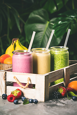 포토 JPG 해외이미지 음료 잔 실내 빨대 사람없음 야채주스 세잔 야채음료 열대잎 바나나스무디 딸기스무디 해외202004 해외포토 식기 잎 3 내부 주스 스무디 파일형식