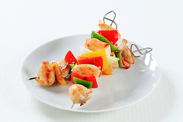 포토 JPG 해외이미지 접시 채소 파프리카 실내 사람없음 닭고기 흰배경 꼬치요리 닭꼬치 해외202004 해외202105 해외포토 식기 백그라운드 육류 요리 내부 흰색 꼬치 파일형식