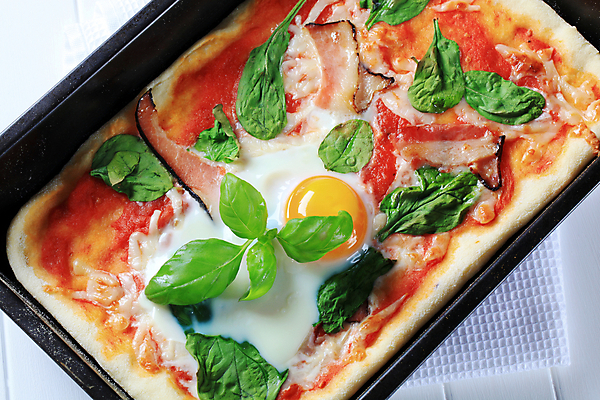 포토 JPG 해외이미지 음식 잎 피자 사람없음 계란 식사 굽기 햄 브런치 머리위 베이컨 시금치 토마토소스 직사각형 점심식사 핸드메이드 프로슈토 해외202004 해외202105 해외포토 도형 식물 채소 패스트푸드 서양음식 육류 돼지고기 알 소스_음식 구이 파일형식