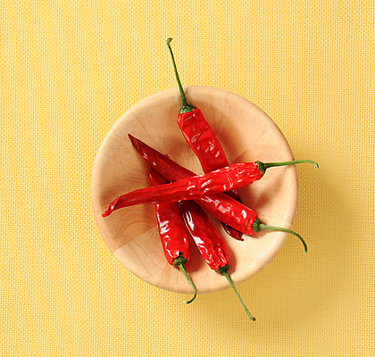 포토 JPG 해외이미지 파프리카 실내 사람없음 하이앵글 노란배경 말린고추 해외202004 해외202105 해외포토 뷰포인트 백그라운드 채소 고추 내부 노란색 파일형식