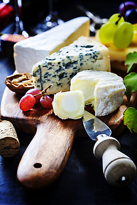 포토 JPG 해외이미지 포도 치즈 유제품 실내 사람없음 아웃포커스 칼 부드러움 코르크 나무도마 블루치즈 해외202004 고르곤졸라치즈 해외포토 과일 도마 촬영기법 내부 목재 감각 파일형식