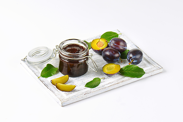 포토 JPG 해외이미지 스튜디오촬영 잎 단면 유리병 실내 사람없음 흰배경 과일잼 나무도마 서양자두 해외202004 해외202105 해외포토 식물 백그라운드 병_용기 도마 내부 목재 흰색 잼 파일형식