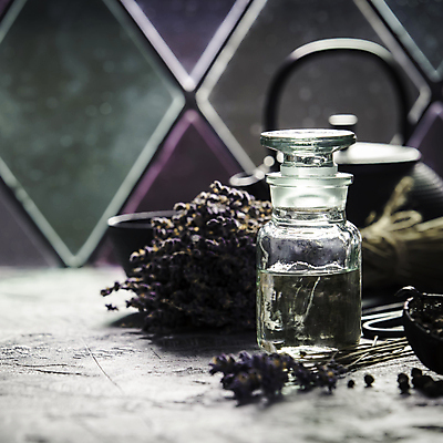 포토 JPG 해외이미지 유리병 실내 사람없음 아웃포커스 스파용품 아로마테라피 라벤더 아로마오일 해외202004 해외포토 꽃 병_용기 촬영기법 내부 스파 오일_화장품 허브 오브젝트 테라피 파일형식