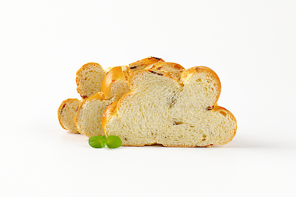 포토 JPG 해외이미지 음식 빵 조각 사람없음 신선 구부린 굽기 흰배경 아몬드 덩어리 건포도 엮은 이스트 핸드메이드 해외202004 해외202105 해외포토 백그라운드 모션 포도 견과류 흰색 구이 건과일 파일형식