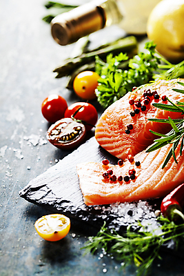 포토 JPG 해외이미지 채소 방울토마토 실내 근접촬영 사람없음 레몬 날것 소금 연어 후추 바질 로즈메리 연어요리 연어회 해외202004 해외포토 음식 뷰포인트 토마토 과일 어류 내부 생선회 허브 향신료 파일형식