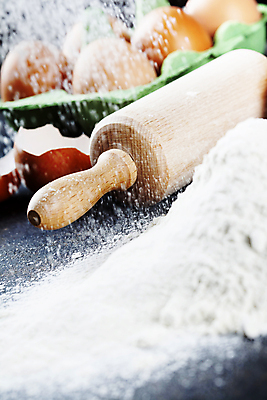 포토 JPG 해외이미지 회색배경 실내 사람없음 계란 준비 밀가루 홈베이킹 제빵 반죽밀대 해외202004 흩날리기 해외포토 백그라운드 모션 내부 제과제빵 알 회색 가루 밀대 파일형식