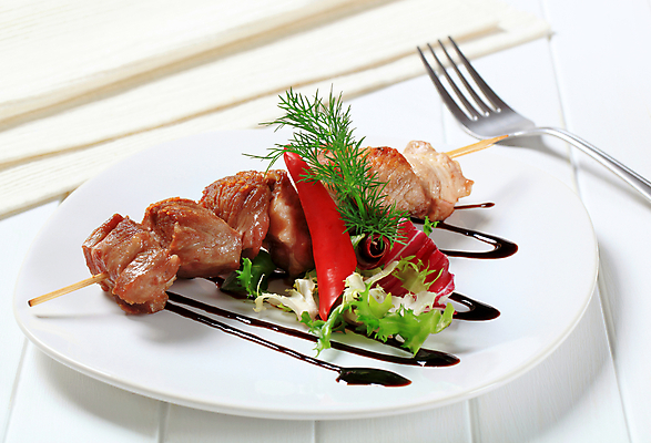 포토 JPG 해외이미지 접시 포크 채소 실내 돼지고기 사람없음 식탁보 흰배경 꼬치요리 해외202004 해외202105 해외포토 식기 백그라운드 육류 요리 내부 흰색 꼬치 파일형식