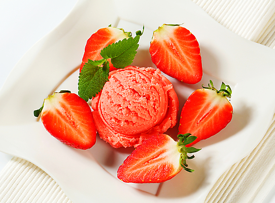 포토 JPG 해외이미지 스튜디오촬영 무료이미지 접시 잎 딸기 단면 디저트 사람없음 신선 딸기아이스크림 해외202004 해외202105 해외포토 식물 식기 음식 과일 아이스크림 실내 파일형식 무료콘텐츠