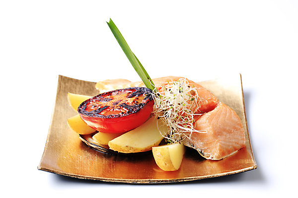 포토 JPG 해외이미지 스튜디오촬영 접시 음식 토마토 채소 가지 감자 건강 어류 요리 사람없음 새싹 식사 저녁식사 황금 그릴 굽기 해산물 흰배경 정사각형 연어 점심식사 앙트레 해외202004 해외202105 해외포토 도형 식물 식기 백그라운드 주방용품 실내 수중동물 흰색 구이 파일형식